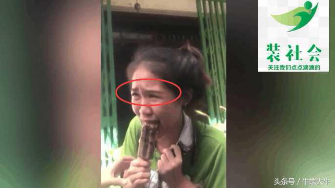 女子吃冰棒时舌头被冻住,朋友倒热水都没有能化开,痛的快哭了