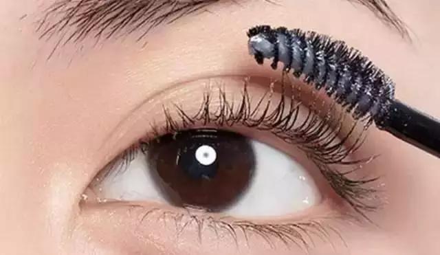 睫毛膏正确刷法视频,新手刷睫毛膏的正确方法