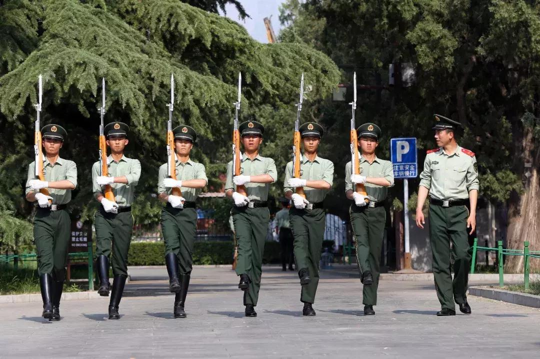 国旗护卫队队员最后一次升旗,国旗护卫队44年老兵最后一次升旗