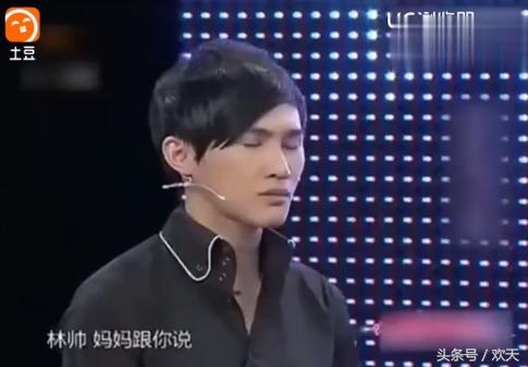 45岁妈妈爱上儿子的同班同学,还当众穿婚纱求婚!尴尬了!