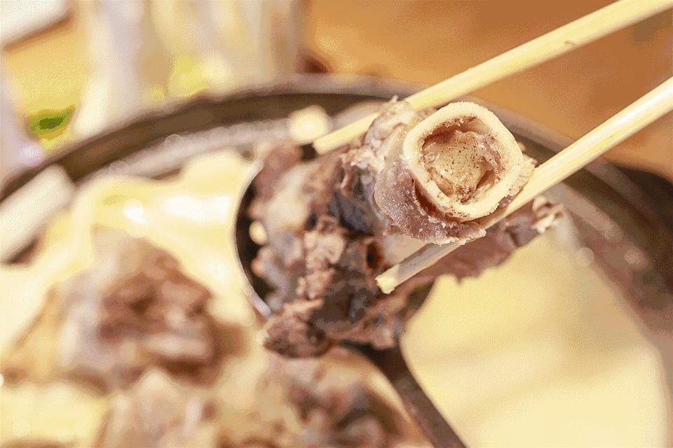 大骨熬好汤骨头捞出来要盖盖子吗,大骨头炖好啦泡在汤里还是捞出来