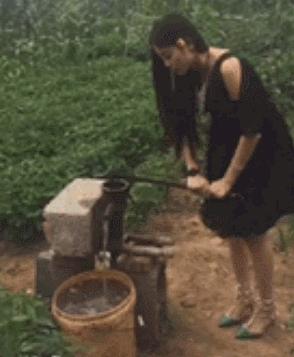 就这么直接插进去，不疼才怪呢，咋就那么猴急呢