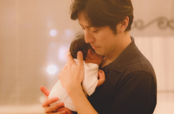 这个叫ChitokuTOSU外国人不但有颜值而且喜欢带娃泡美术馆