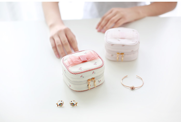 一款日系可爱草莓刺绣小巧首饰盒