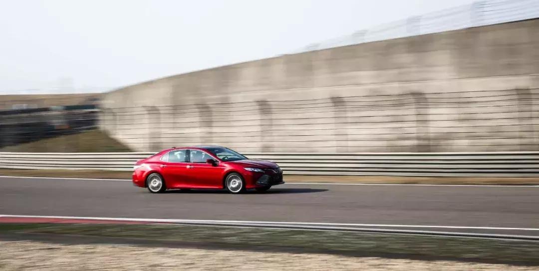 中庸的才是大众的，巨变的第八代凯美瑞，变化这么大你接受吗？