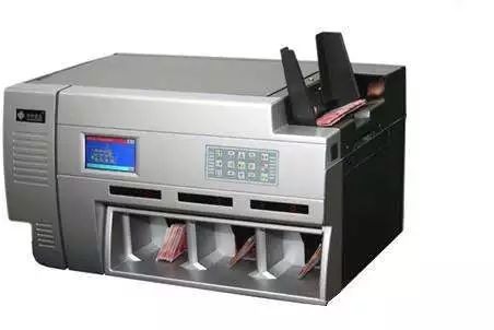 银行验钞机验到假钱是什么反应,验钞机怎么也能验出假钱