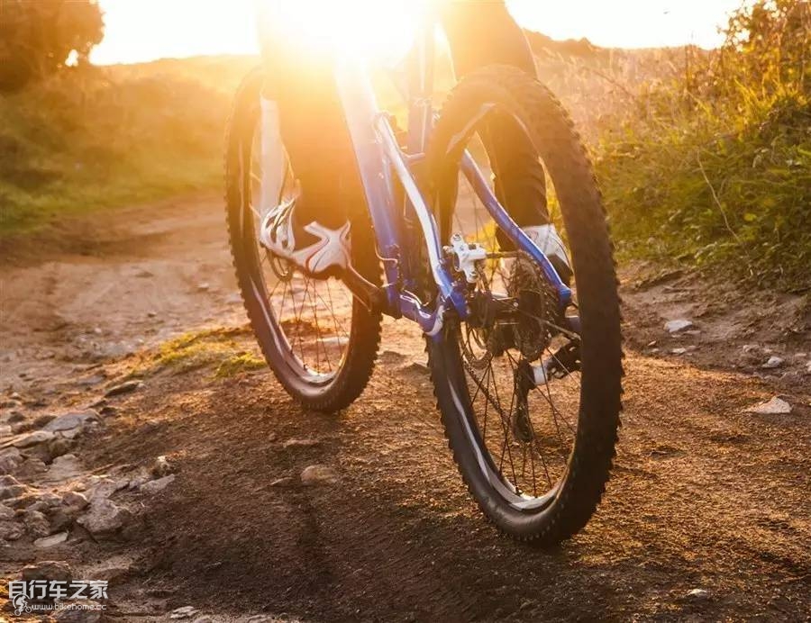 汽车轮胎安装胎纹方向是一致的吗,轮胎胎纹间距不一样有影响吗