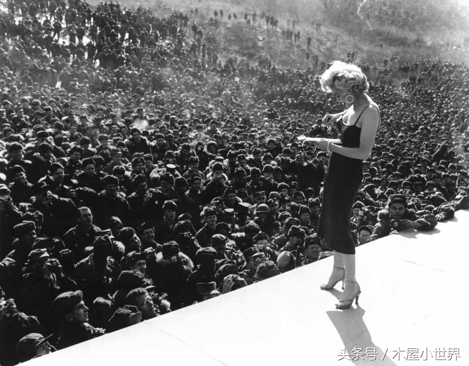 玛丽莲梦露和美军合影,玛丽莲梦露慰问美军