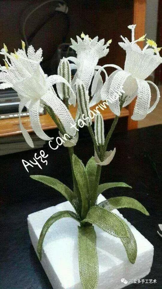 只是用针穿上了线不断绕圈打结，做出来的仿真花竟然比钩的还好看