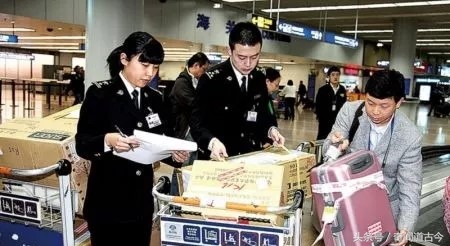 帮别人带东西过海关的真实案例,回国海关带东西交税