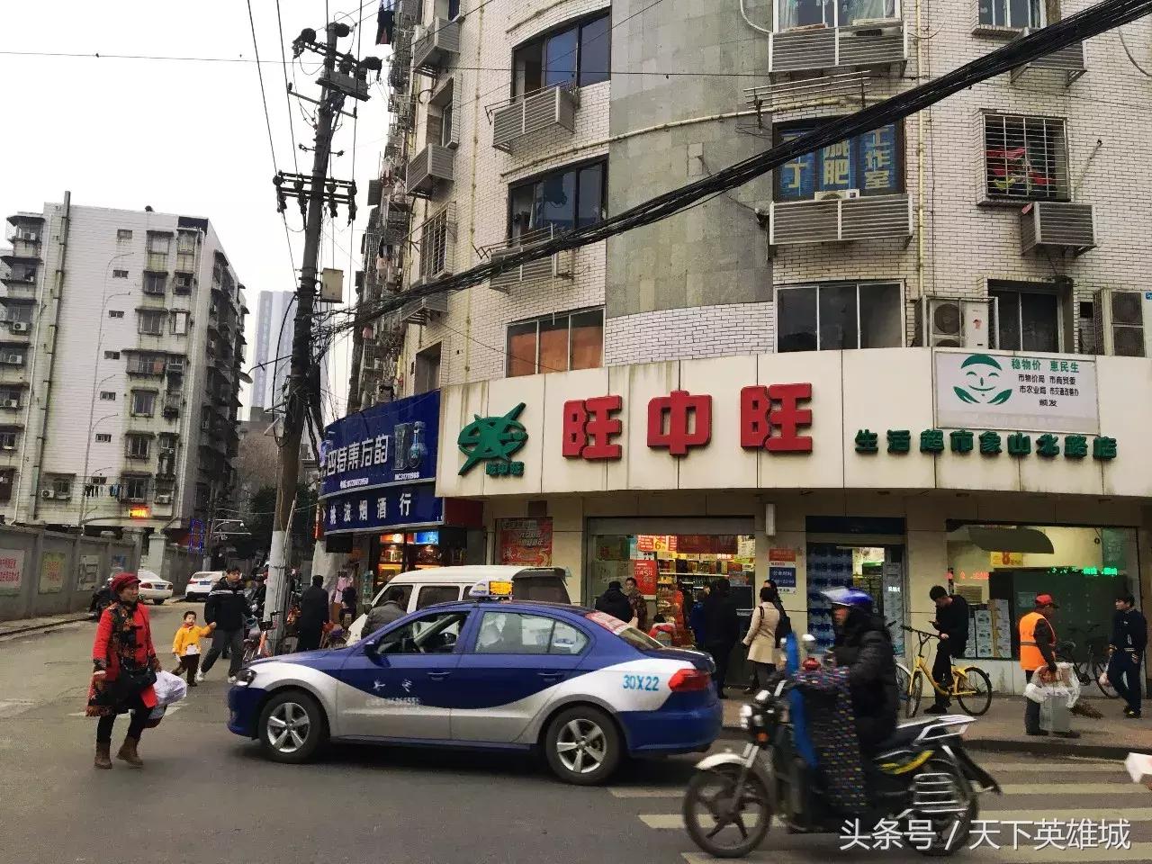 短短一条三百米的街，竟让人从白天走到黑夜……