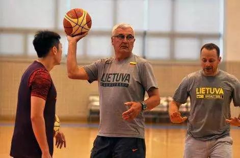 6岁爱上篮球19岁征战CBA第八位*疆新**籍国手的追梦之旅