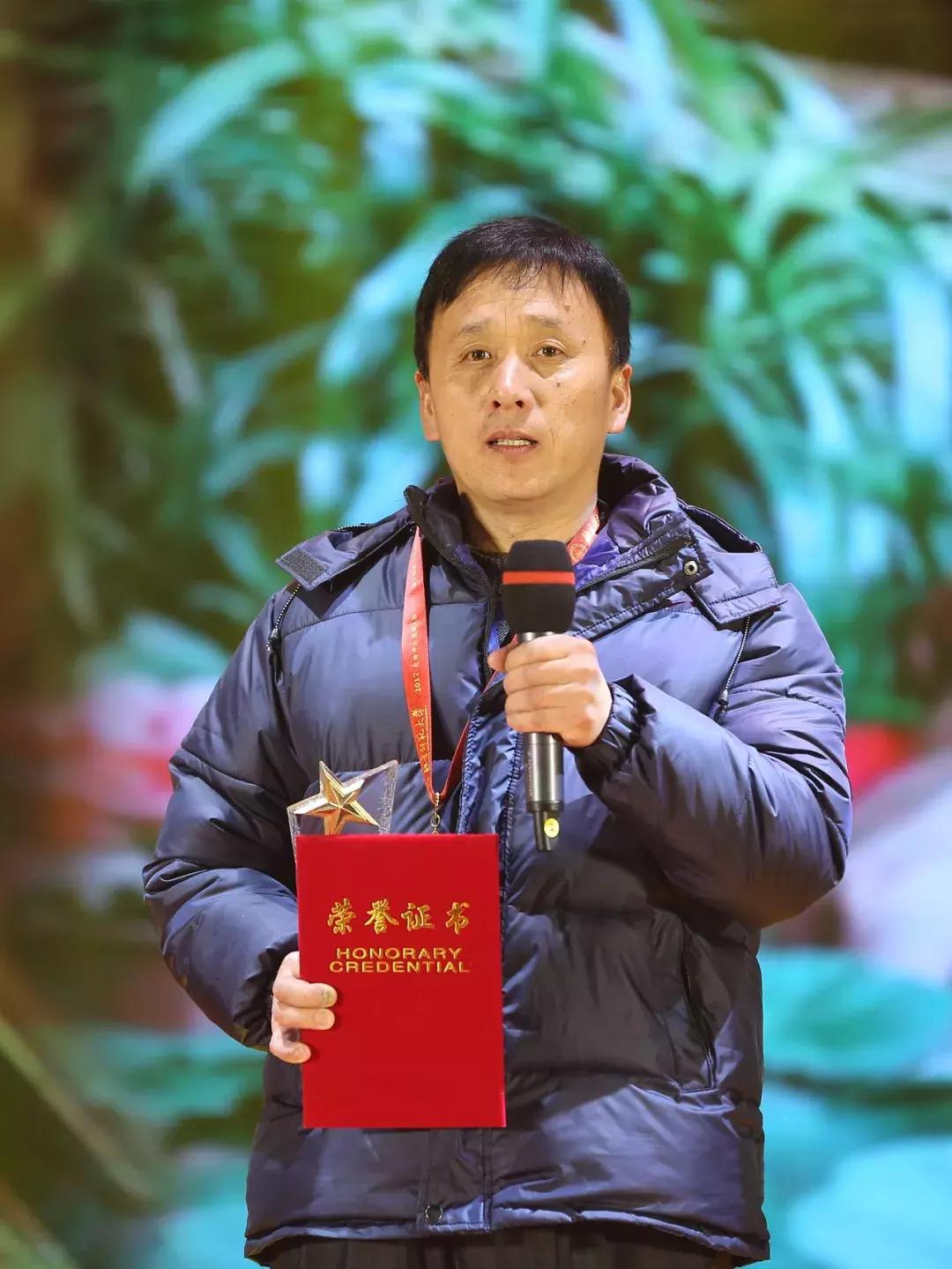 这两位90后的同框,告诉你什么是青春万岁丨2017“感动师大”新闻人物温情揭晓