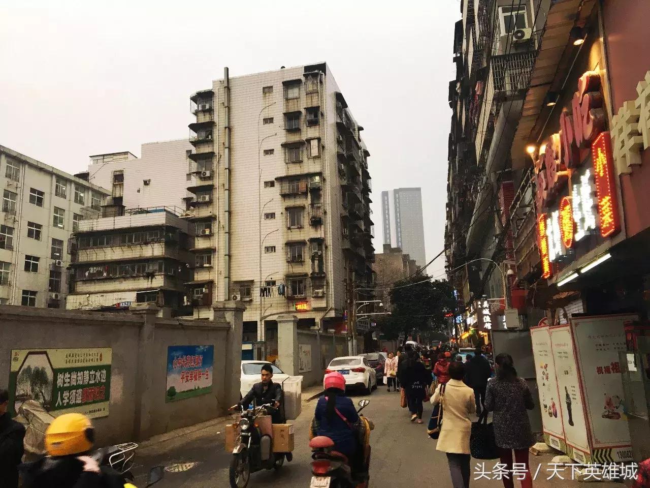 短短一条三百米的街，竟让人从白天走到黑夜……