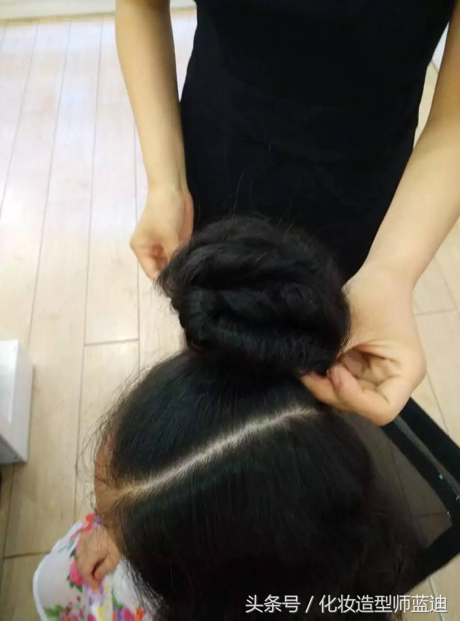 编发教程拉拉队,三股瀑布辫编发步骤图解