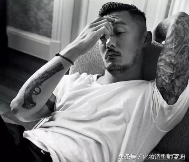 皮肤偏黑的男生怎么穿搭才好看,180皮肤黑的男生怎么搭配