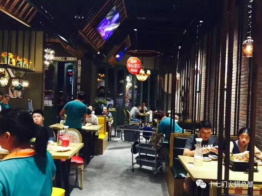 重庆特色火锅加盟店如何吸引顾客？