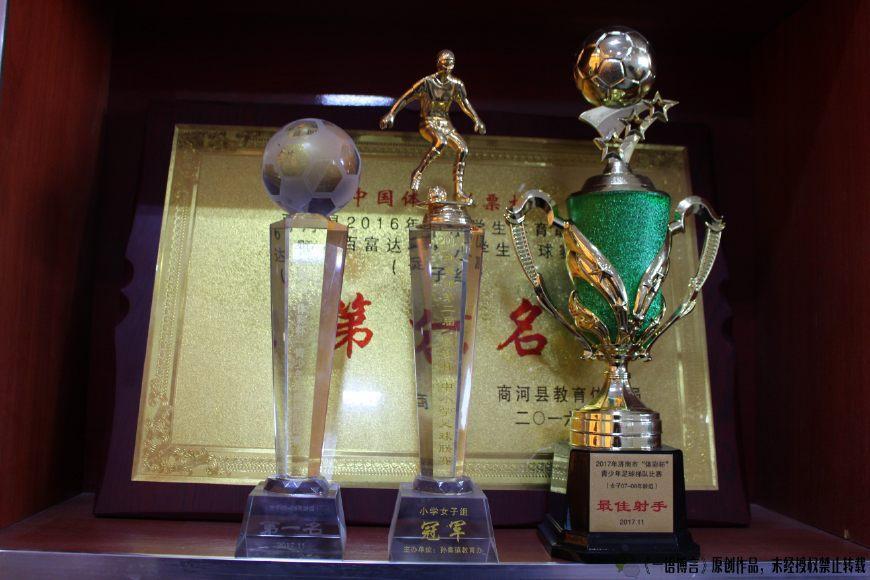 谁说寒门再难出贵子？山东农村小学一支女足队一踢成名！