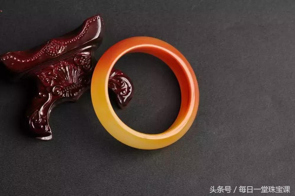 小伙子送丈母娘翡翠手镯,女婿给丈母娘送黄金手镯