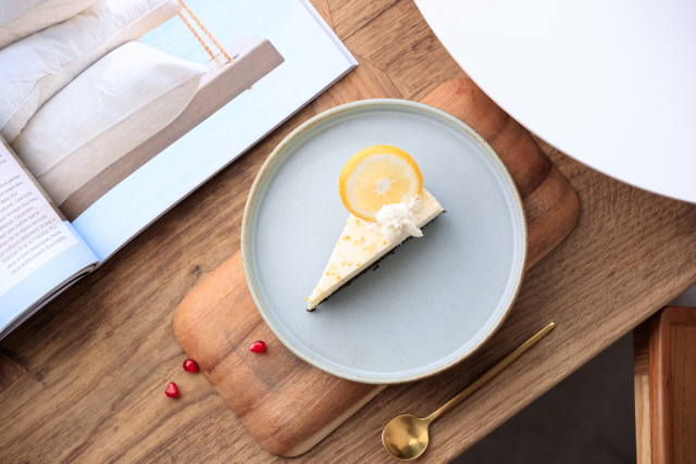 惊了！大胃美少女在建国北路的罗森吃掉一根Dior变色唇膏！