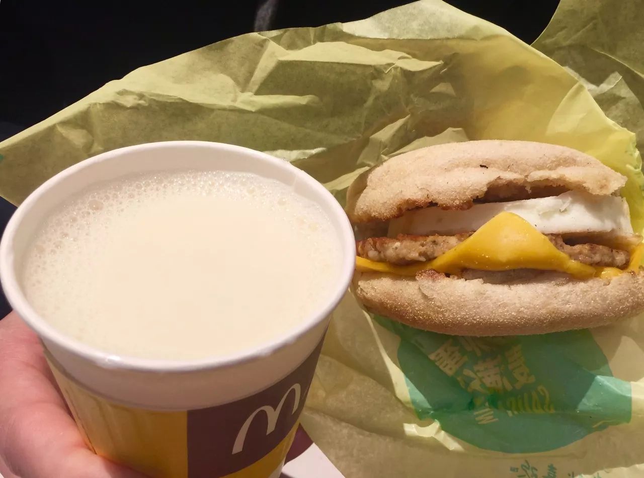 麦当劳成了金拱门，没想到肯德基却凭一个饭团赢了！