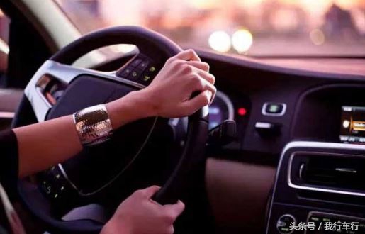 开车撞到人私了不报警犯法吗,开车撞到别人车被敲诈怎么办