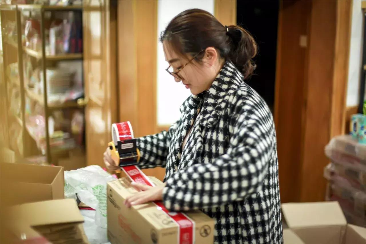 郑州耿直大妞美国开店，包下机舱，签了48个世界知名母婴品牌代理