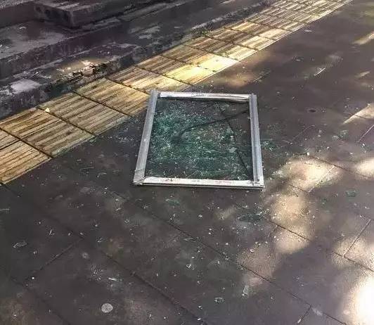 玻璃窗掉落砸伤人算谁的责任,晒衣服坠落