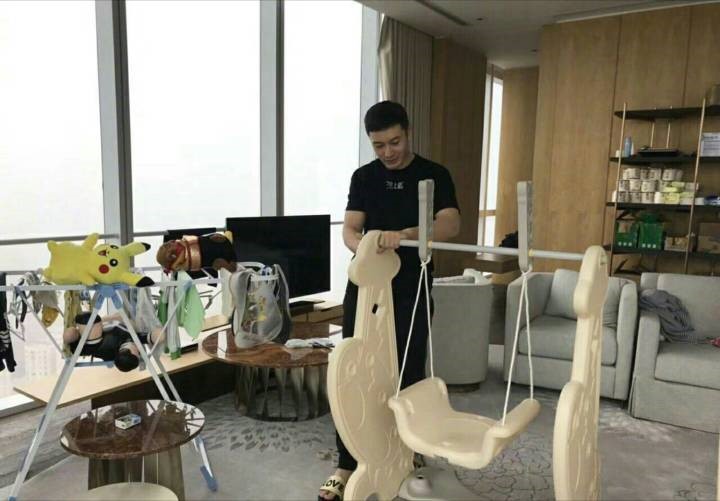 黄晓明晒给儿子做玩具,黄晓明和儿子做滑滑梯