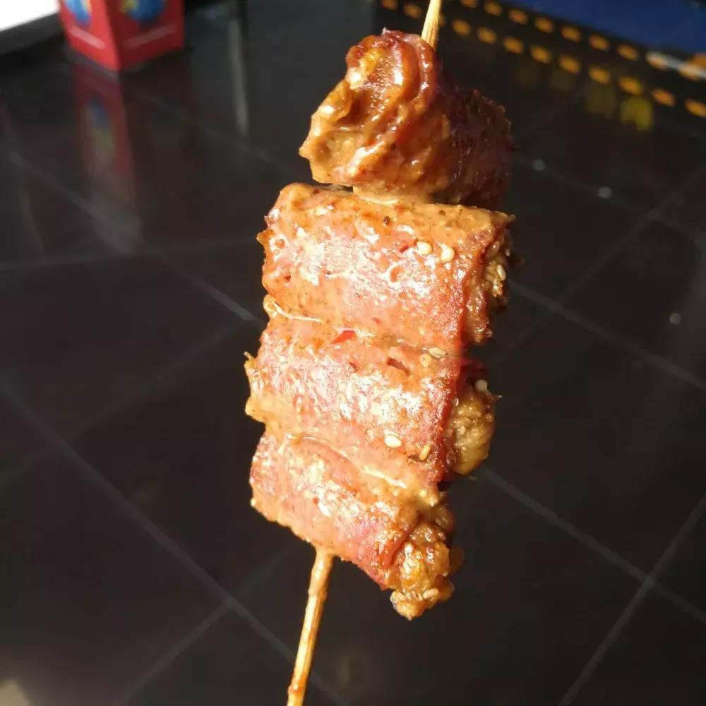 一家刚开业的小吃店,夫妻开了一家臭豆腐小吃店