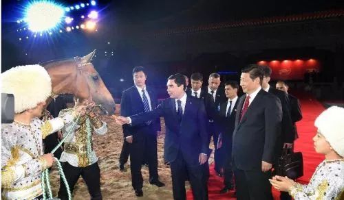 马克龙送习*平近**的马有什么来头？