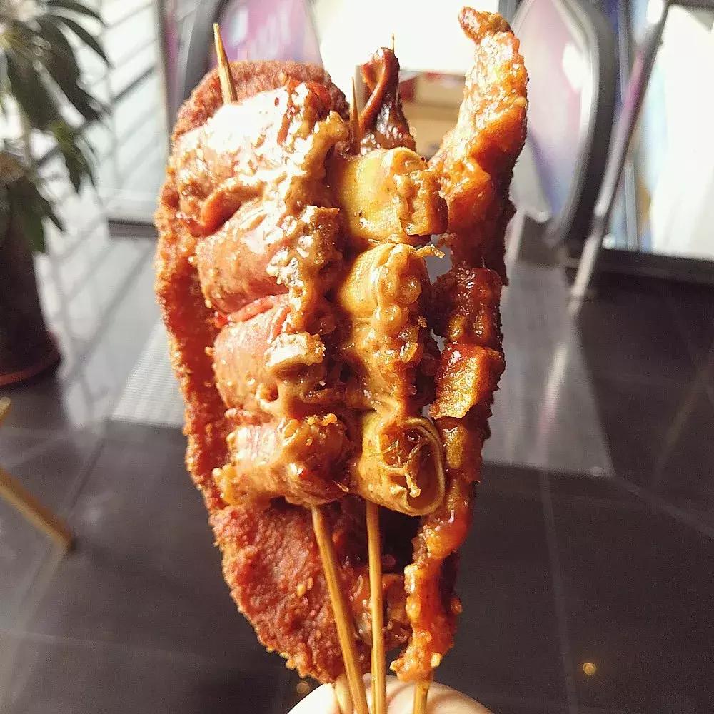 一家刚开业的小吃店,夫妻开了一家臭豆腐小吃店