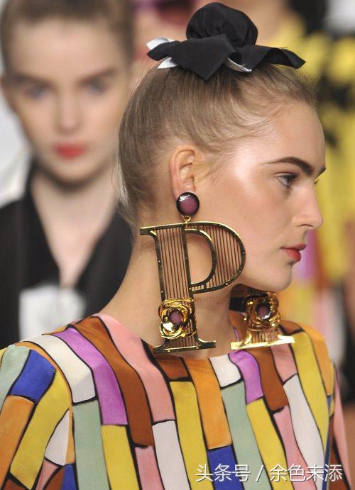 喜欢戴夸张耳饰的不止章子怡，还有她们