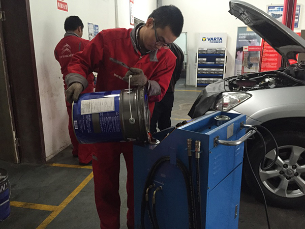 停在路边车窗被砸被盗怎么处理,车停路边被物体砸怎么处理