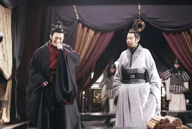 矮穷丑的淳于髠，靠这样说话，被国君升为大官