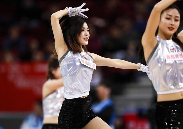 揭示篮球宝贝性感背后不为人知的故事