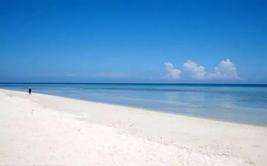 在全球最美夕阳面前，一口喝下巴厘岛的限量蓝！