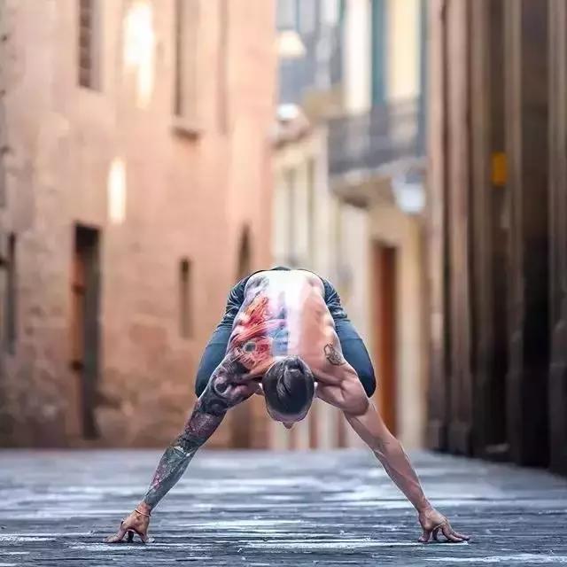 这些出色的男人们,如何谈论瑜伽?