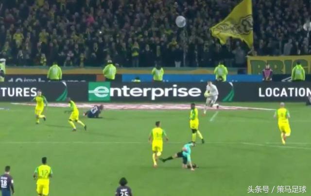 别想再来中国了!前中超裁判踢人未果后老羞成怒红牌将球员罚下