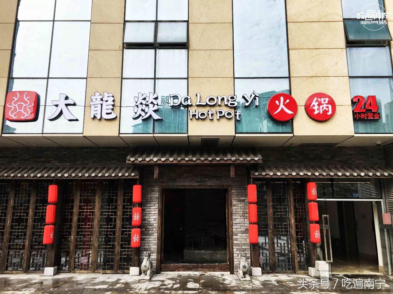 原本热闹的大街如今冷冷清清,现在的商场实体店冷冷清清