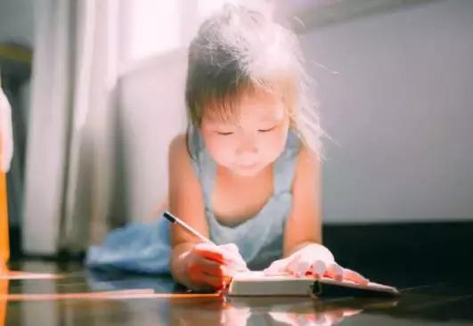 还在责备孩子英语成绩不好？那是因为没做好“听说读写”这4点！