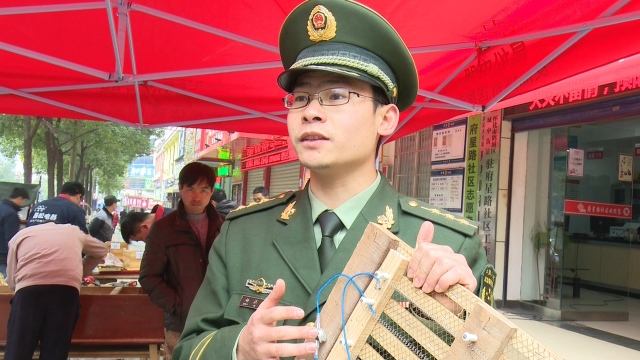 防患未然：鹤城区为社区困难群众更换火箱温控器