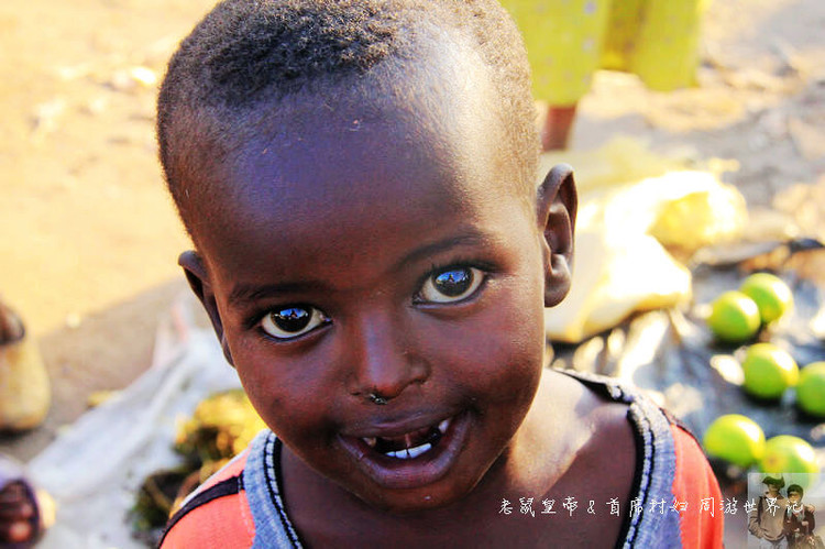 这个市场有意思：理发8元，上网一小时35元，卖花生米用瓶盖