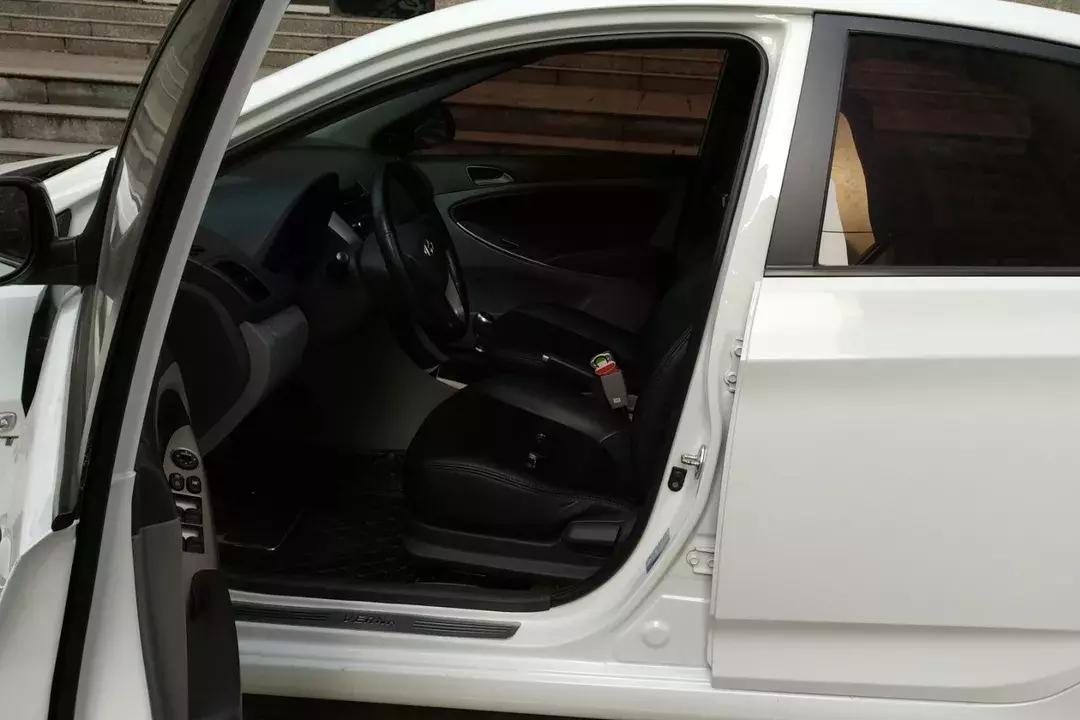 2014款现代瑞纳座椅能上下调节吗,现代瑞纳2014款调节座椅高低在哪