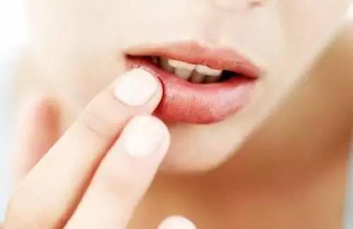 佩佩小课堂丨吃饭喝水把口红吃掉，会中毒吗？