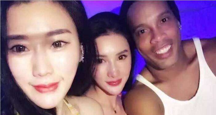 都是足坛浪子,小罗留下一段段传奇!他,留下一滩滩唾弃!