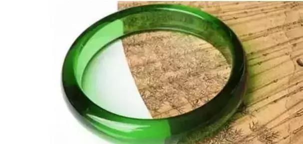 会不会感觉被骗？传说价值2亿的“翡翠佛像”,原来是天然玻璃！