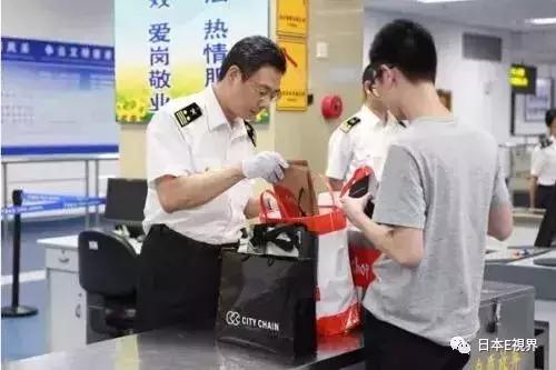 张翰过关被误认作代购，遭开箱检查！