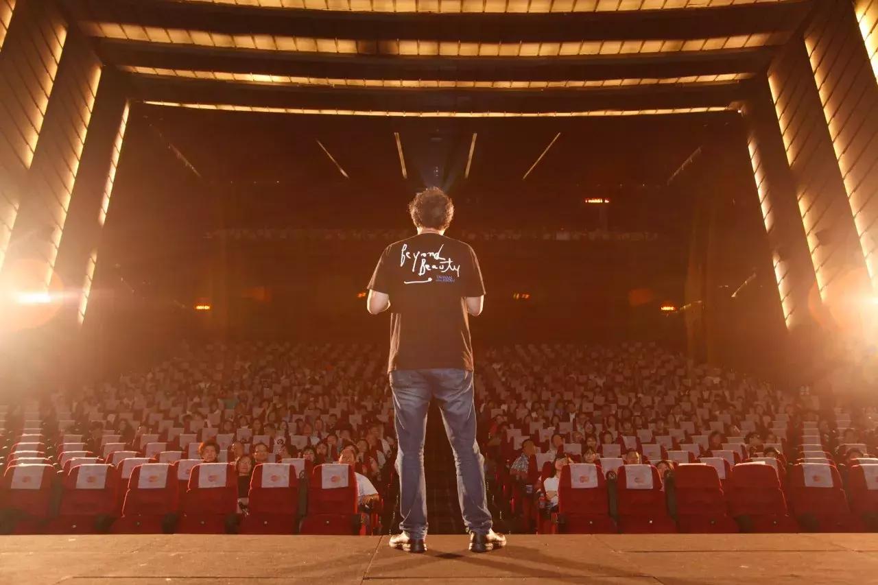 一个恐高的人,高空作业20多年,舍命拍出了最美纪录片