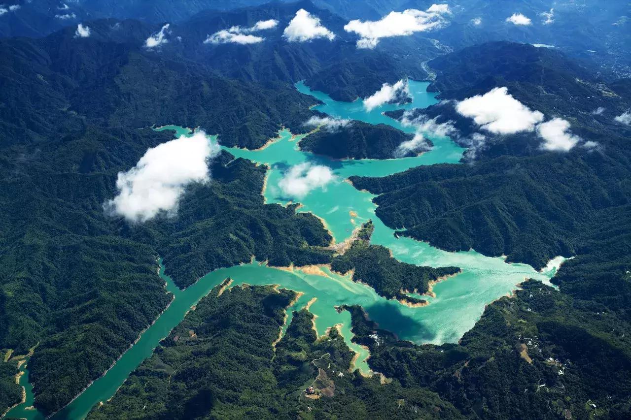 一个恐高的人,高空作业20多年,舍命拍出了最美纪录片